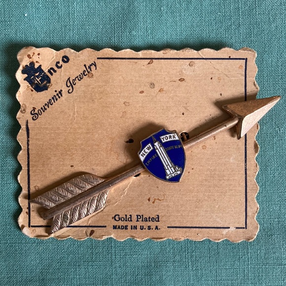 Deadstock vintage NY Empire State Building enamel gold plate souvenir arrow pin - Picture 2 of 10